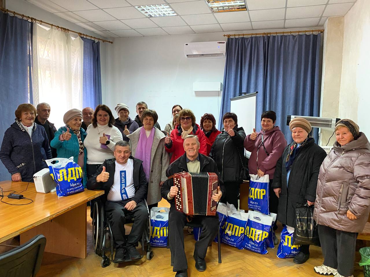 ТЕПЛЫЙ ПРАЗДНИК ДЛЯ ЛЮБИМЫХ БАБУШЕК И ДЕДУШЕК