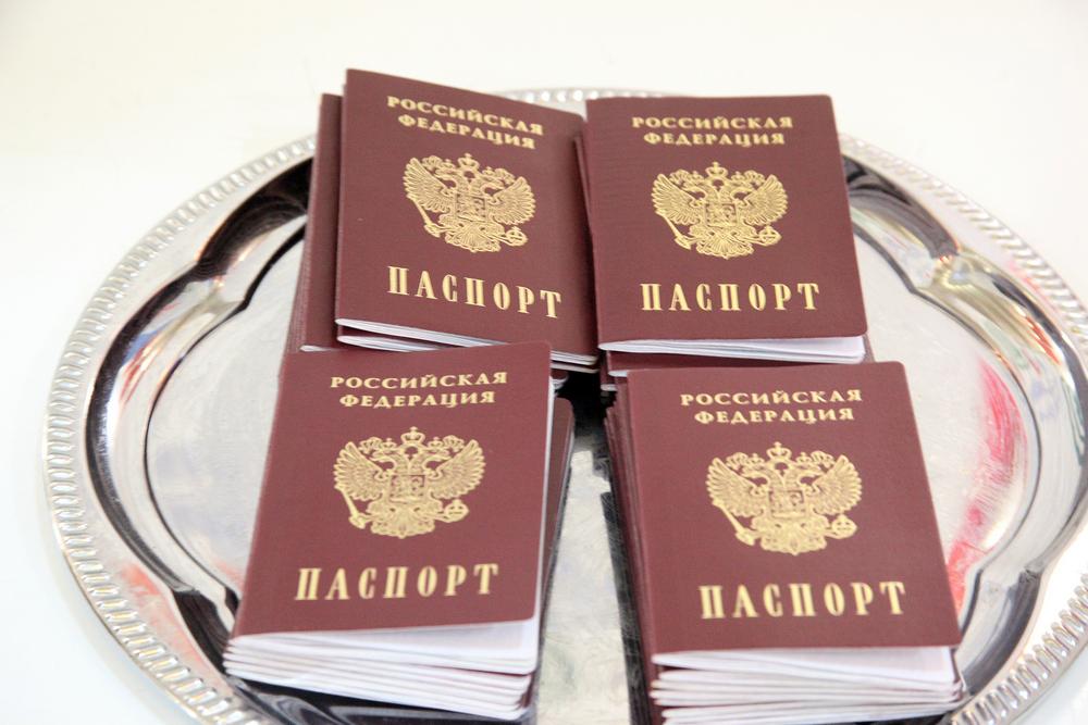 Школьникам из ЛНР торжественно вручили российские паспорта в Волгограде Школьникам из ЛНР торжественно вручили российские паспорта в Волгограде