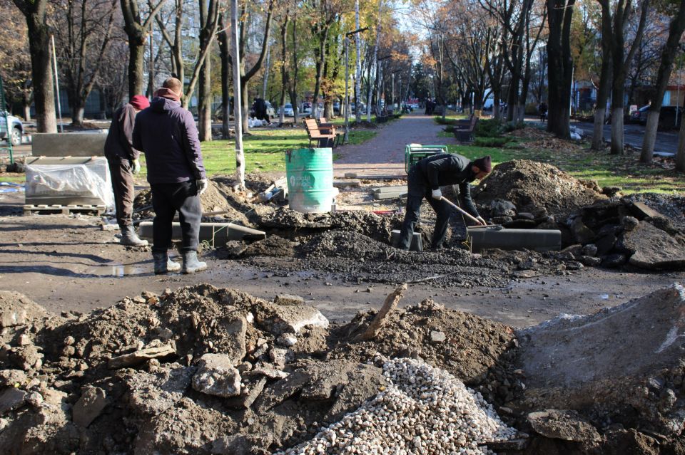 В Ровеньках продолжаются работы по благоустройству аллеи на улице Ленина В Ровеньках продолжаются работы по благоустройству аллеи на улице Ленина