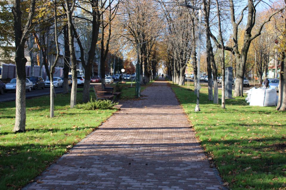 В Ровеньках продолжаются работы по благоустройству аллеи на улице Ленина В Ровеньках продолжаются работы по благоустройству аллеи на улице Ленина