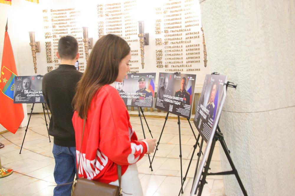 Школьникам из ЛНР торжественно вручили российские паспорта в Волгограде Школьникам из ЛНР торжественно вручили российские паспорта в Волгограде