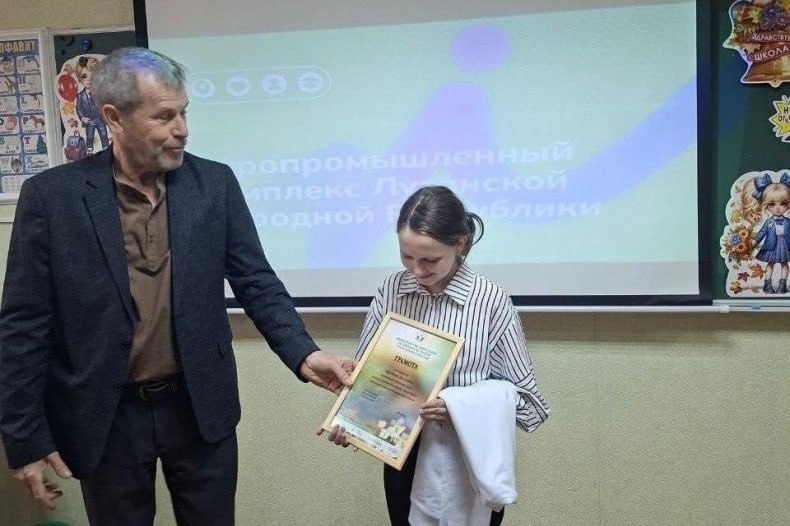 Подарки от Минприроды Хакасии добрались до победительницы конкурса рисунков из ЛНР