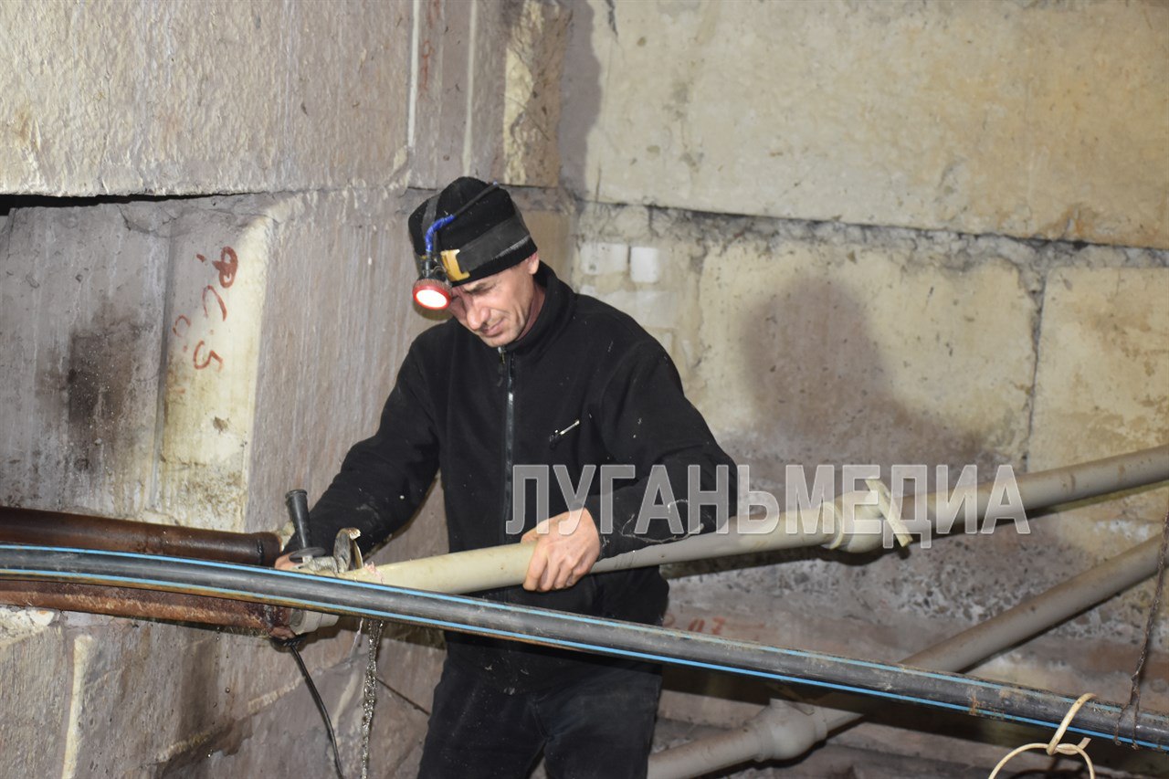 Единая управляющая компания проводит замену труб Единая управляющая компания проводит замену труб