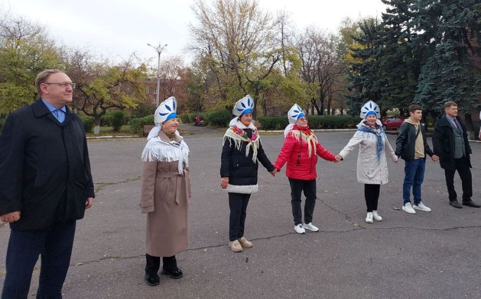 Роман Лысенко: На площади перед культурно-досуговым центром города Алчевска прошел замечательный праздник «Алчевский хоровод», приуроченный к празднованию Дня народного единства Роман Лысенко: На площади перед культурно-досуговым центром города Алчевска прошел замечательный праздник «Алчевский хоровод», приуроченный к празднованию Дня народного единства