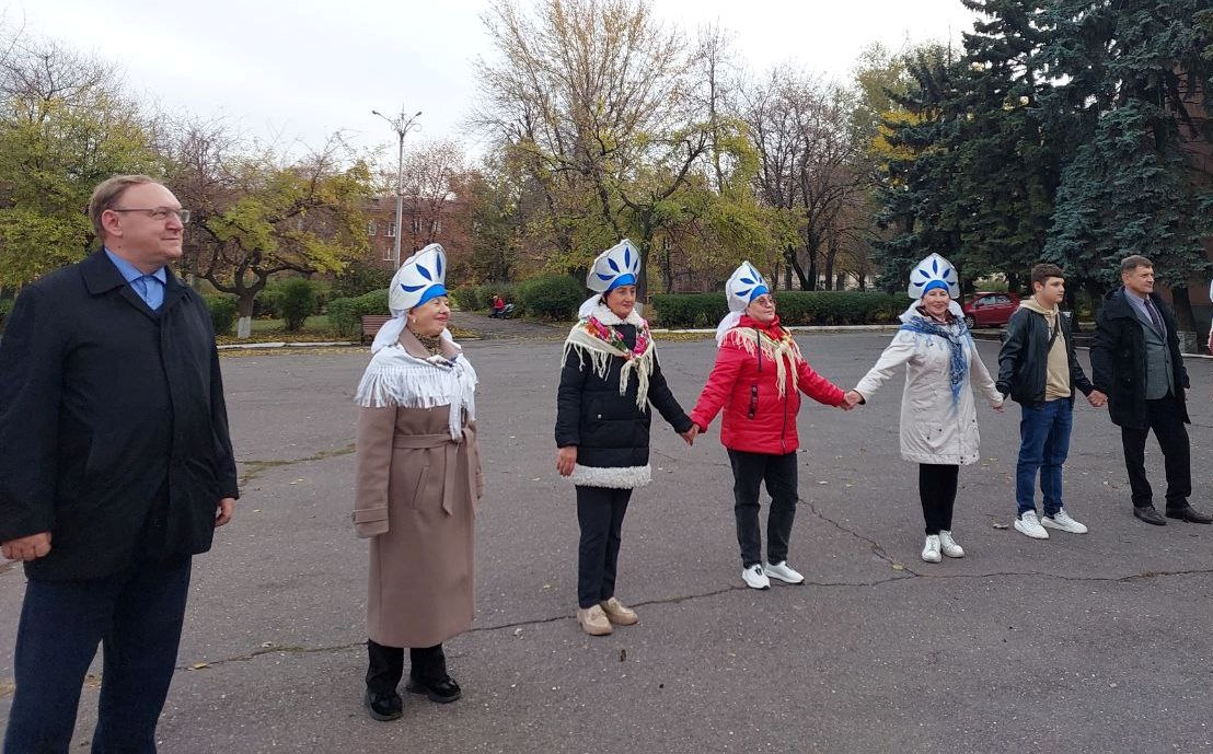 Роман Лысенко: На площади перед культурно-досуговым центром города Алчевска прошел замечательный праздник «Алчевский хоровод», приуроченный к празднованию Дня народного единства Роман Лысенко: На площади перед культурно-досуговым центром города Алчевска прошел замечательный праздник «Алчевский хоровод», приуроченный к празднованию Дня народного единства