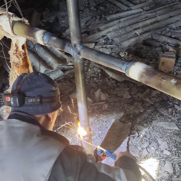 Луганский филиал единой управляющей компании оперативно проводит сварочные работы в связи с возникшими аварийными ситуациями после запуска котельных Луганский филиал единой управляющей компании оперативно проводит сварочные работы в связи с возникшими аварийными ситуациями после запуска котельных