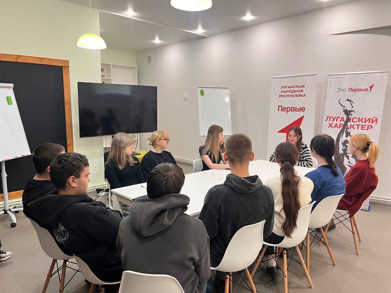 В Центре молодежных инициатив «Гравитация» состоялось собрание активистов волонтёрского корпуса муниципального штаба Всероссийской акции взаимопомощи #МЫВМЕСТЕ Краснодонского муниципального округа Луганской Народной... В Центре молодежных инициатив «Гравитация» состоялось собрание активистов волонтёрского корпуса муниципального штаба Всероссийской акции взаимопомощи #МЫВМЕСТЕ Краснодонского муниципального округа Луганской Народной...