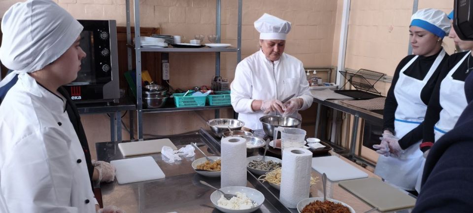 В преддверии Дня народного единства молодежь округа освоила секреты русской кухни В преддверии Дня народного единства молодежь округа освоила секреты русской кухни