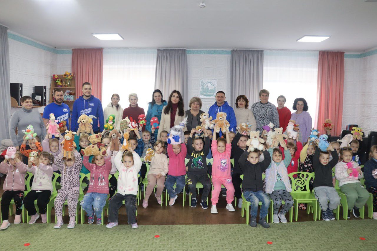 Яна Сылкина: В преддверии праздника Дня народного единства вместе с активистами "Молодой гвардии Единой России" посетила Северодонецкий ясли-сад № 38 Яна Сылкина: В преддверии праздника Дня народного единства вместе с активистами "Молодой гвардии Единой России" посетила Северодонецкий ясли-сад № 38