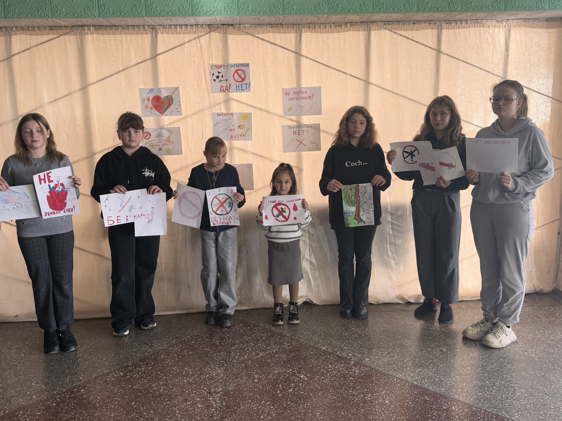 В Благовском Доме культуры была оформлена выставка рисунков антинаркотической направленности «Мы против наркотиков» В Благовском Доме культуры была оформлена выставка рисунков антинаркотической направленности «Мы против наркотиков»