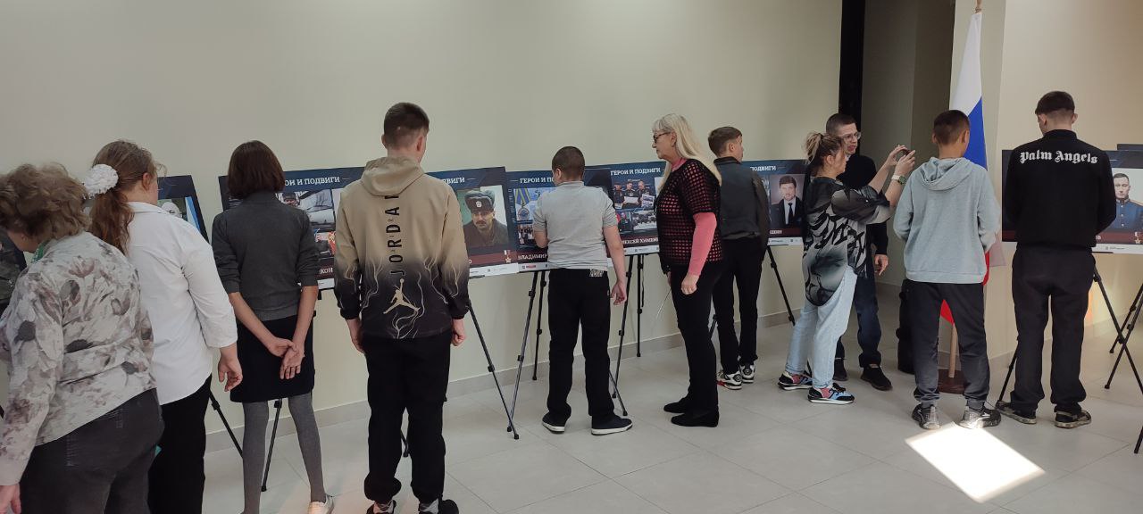 Выставка «Герои и подвиги: Мои земляки – Герои России» побывала в Перевальске и Красном Луче Выставка «Герои и подвиги: Мои земляки – Герои России» побывала в Перевальске и Красном Луче