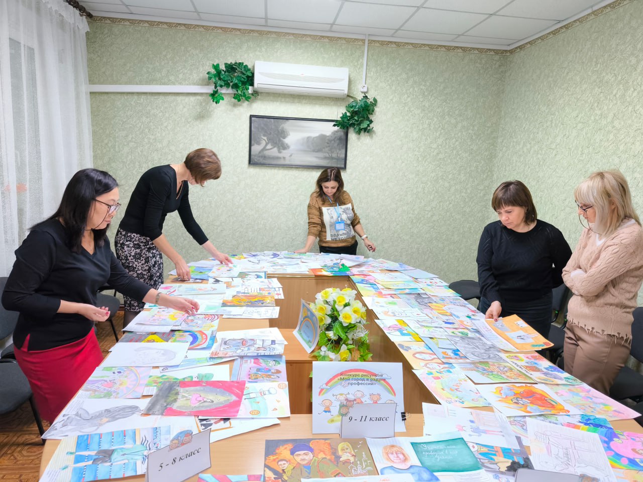 В Краснодоне проведен конкурс рисунков «Мой город в радуге профессий» В Краснодоне проведен конкурс рисунков «Мой город в радуге профессий»