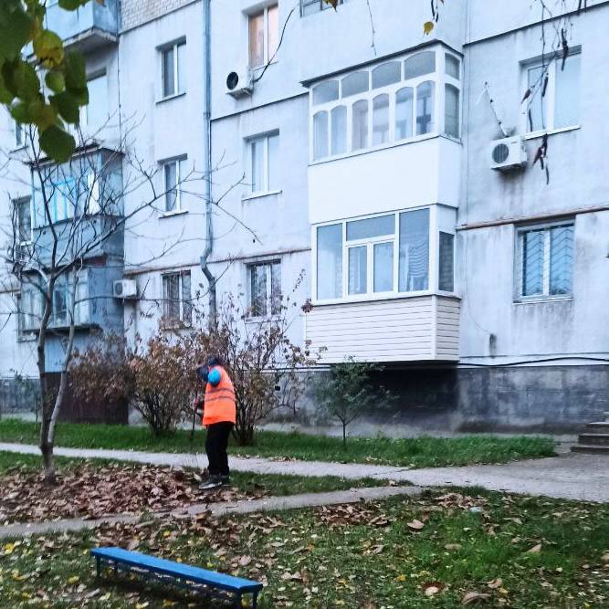 Коммунальщики продолжают уборку придомовой территории в Лутугино Коммунальщики продолжают уборку придомовой территории в Лутугино