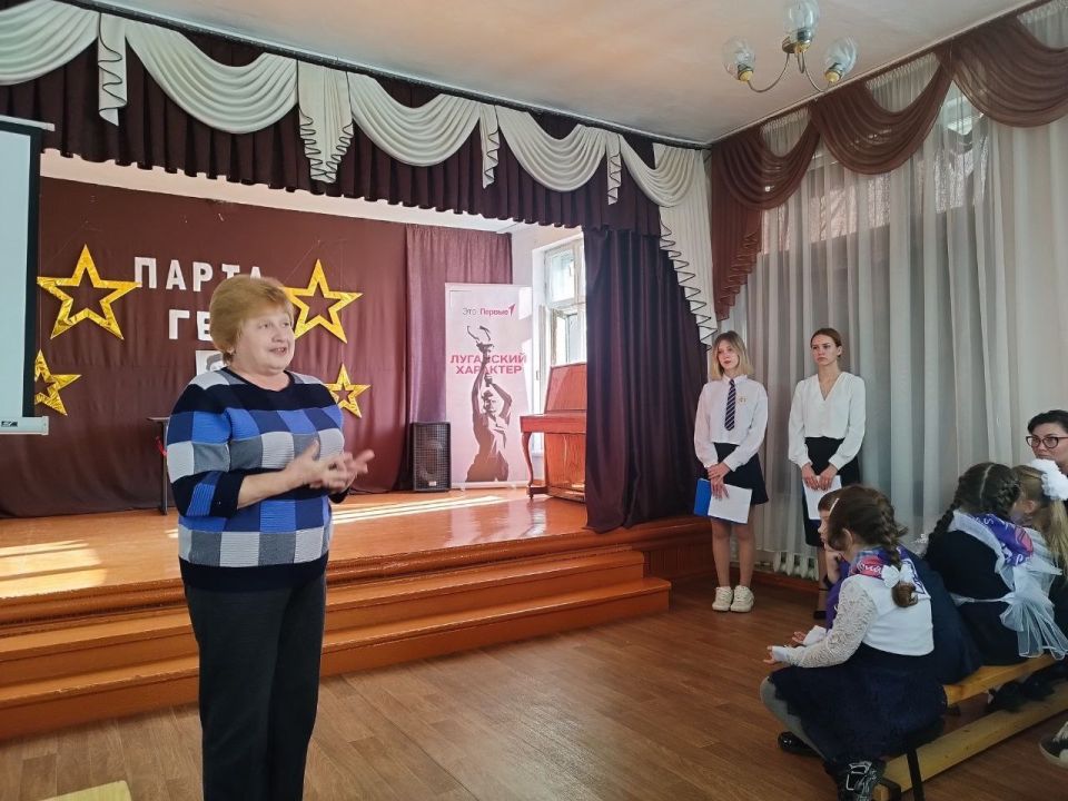 В Успенской средней школе №2 торжественно открыли "Парту Героя" В Успенской средней школе №2 торжественно открыли "Парту Героя"