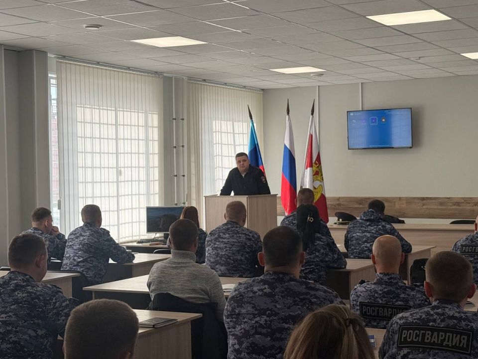 Сотрудники отделения пропаганды безопасности дорожного движения управления Госавтоинспекции по региону проводят профилактические мероприятия среди сотрудников силовых структур