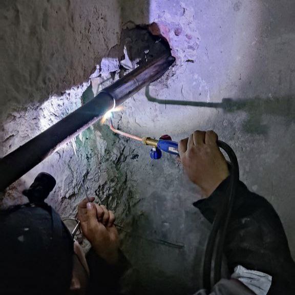 Луганский филиал единой управляющей компании оперативно проводит сварочные работы в связи с возникшими аварийными ситуациями после запуска котельных Луганский филиал единой управляющей компании оперативно проводит сварочные работы в связи с возникшими аварийными ситуациями после запуска котельных