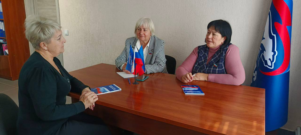 Светлана Гизай: В рамках рабочей поездки с коллегой - депутатом Народного Совета ЛНР Линой Вокаловой в Славяносербске встретились с Главой округа Сергеем Крамаренко, Председателем Совета округа, замсекретаря партии «Единая... Светлана Гизай: В рамках рабочей поездки с коллегой - депутатом Народного Совета ЛНР Линой Вокаловой в Славяносербске встретились с Главой округа Сергеем Крамаренко, Председателем Совета округа, замсекретаря партии «Единая...