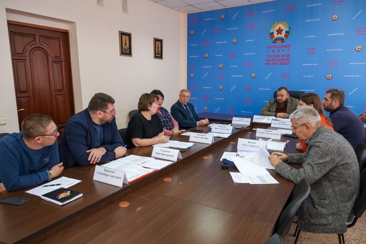 28 октября в Социальном комитете под председательством Ивана Санаева прошло расширенное заседание с участием представителей Общественной палаты ЛНР