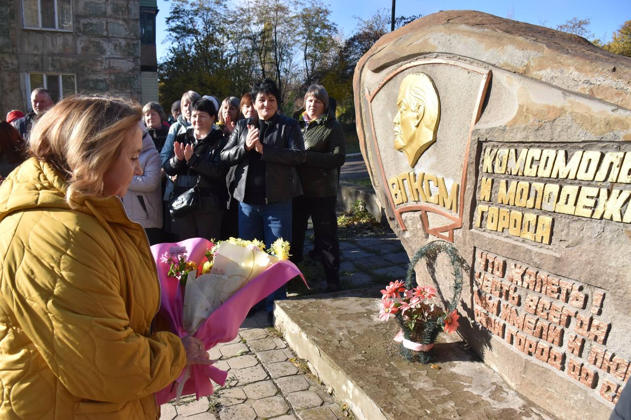 В рамках партийного проекта "Историческая память" в день рождения комсомола брянковские ветераны комсомольского движения встретились у памятного знака "Комсомольцам и молодёжи города"