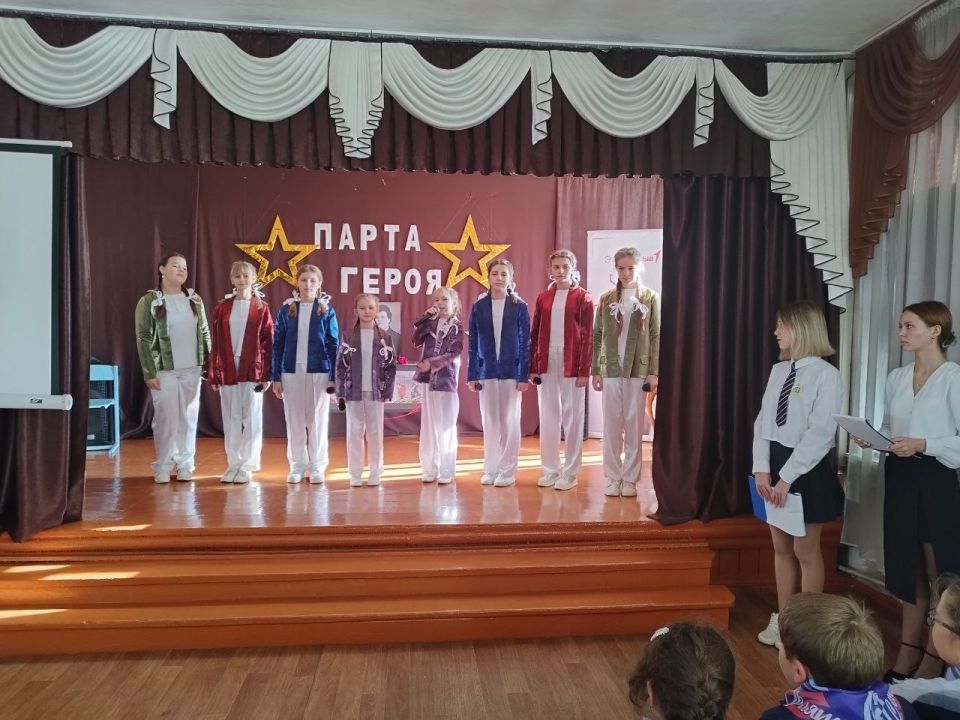 В Успенской средней школе №2 торжественно открыли "Парту Героя" В Успенской средней школе №2 торжественно открыли "Парту Героя"