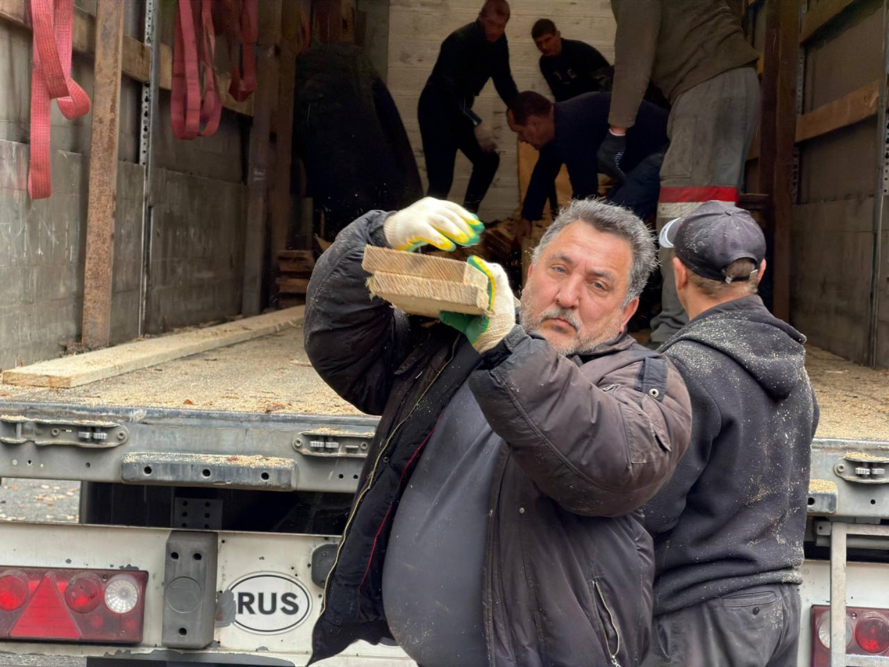 28 октября в рамках шефской помощи от Республики Татарстан прибыла 33-я гуманитарная колонна от партии «Единая Россия» 28 октября в рамках шефской помощи от Республики Татарстан прибыла 33-я гуманитарная колонна от партии «Единая Россия»