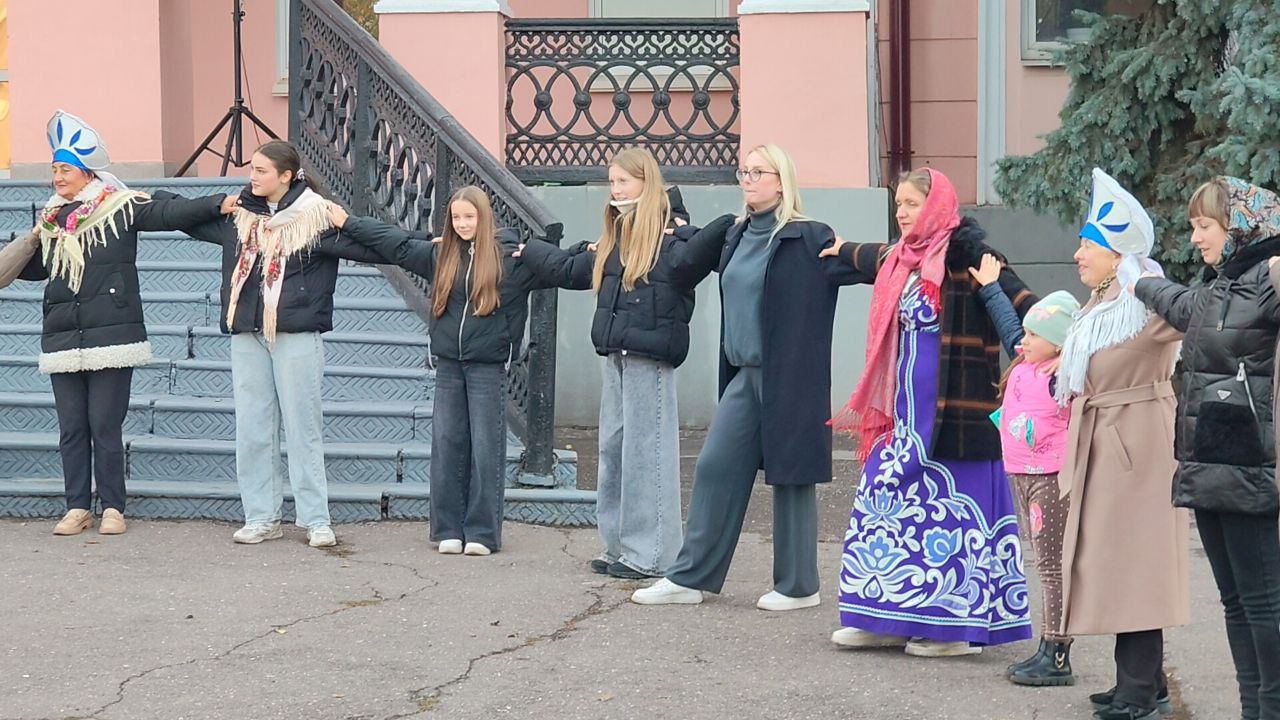 В Алчевске прошла акция «Хоровод», посвященная Дню народного единства В Алчевске прошла акция «Хоровод», посвященная Дню народного единства