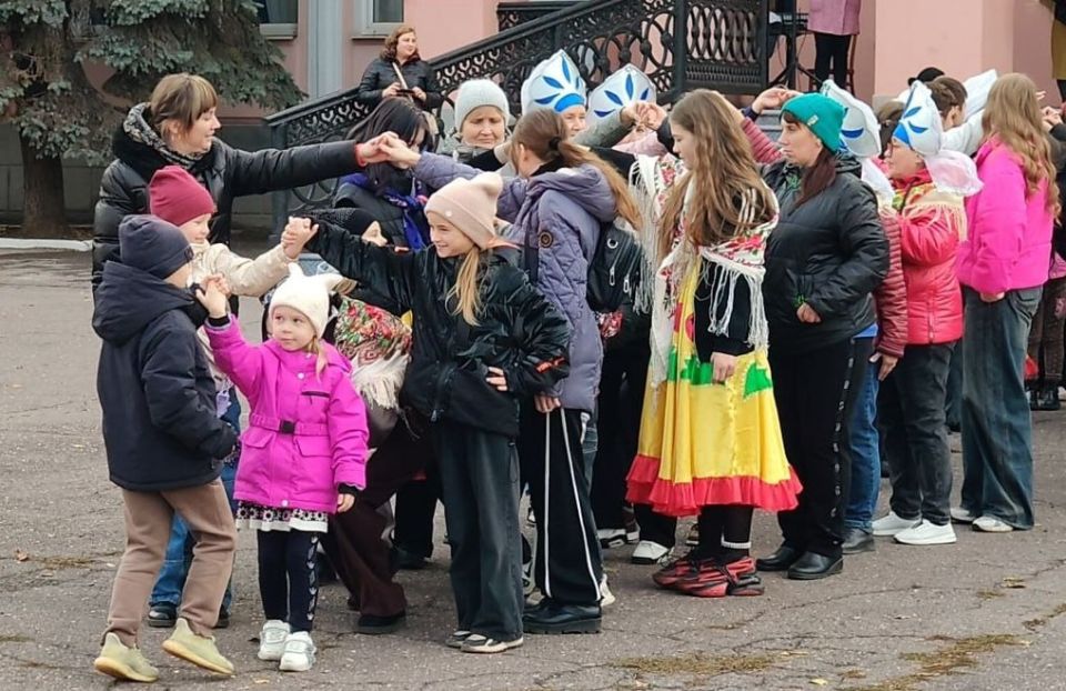 Роман Лысенко: На площади перед культурно-досуговым центром города Алчевска прошел замечательный праздник «Алчевский хоровод», приуроченный к празднованию Дня народного единства Роман Лысенко: На площади перед культурно-досуговым центром города Алчевска прошел замечательный праздник «Алчевский хоровод», приуроченный к празднованию Дня народного единства