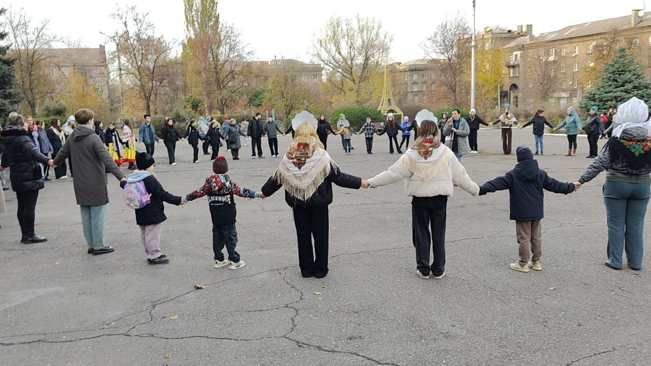 В Алчевске прошла акция «Хоровод», посвященная Дню народного единства В Алчевске прошла акция «Хоровод», посвященная Дню народного единства