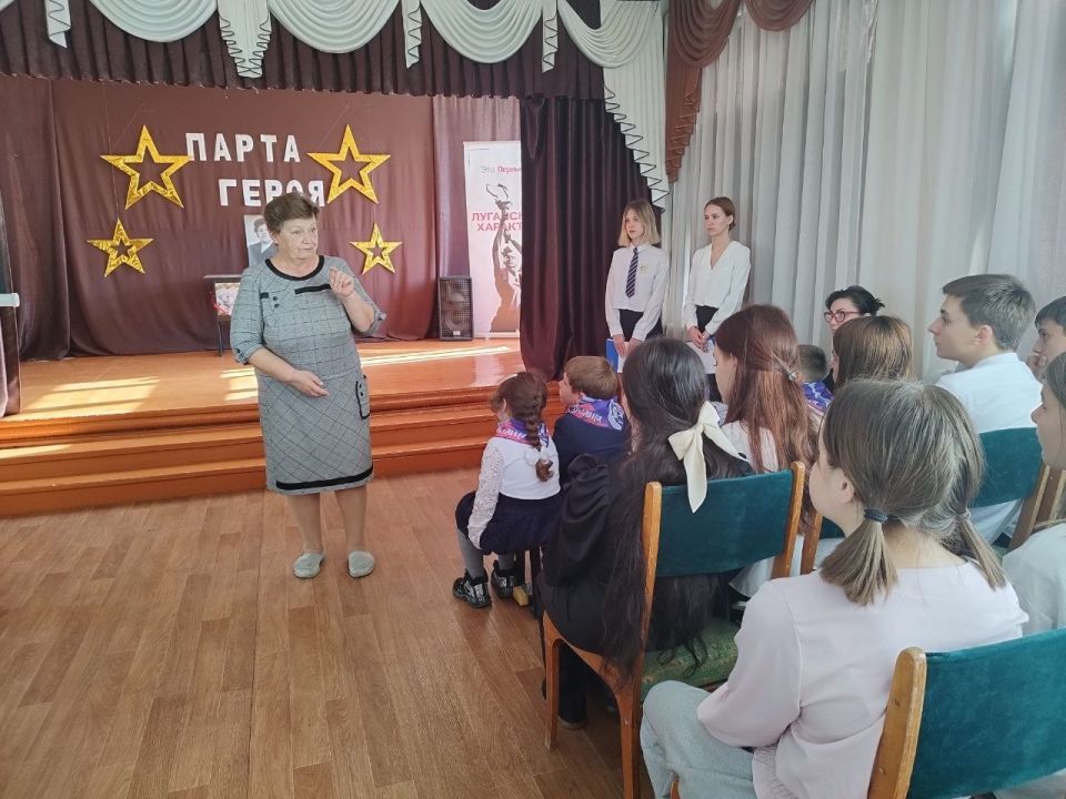 В Успенской средней школе №2 торжественно открыли "Парту Героя" В Успенской средней школе №2 торжественно открыли "Парту Героя"