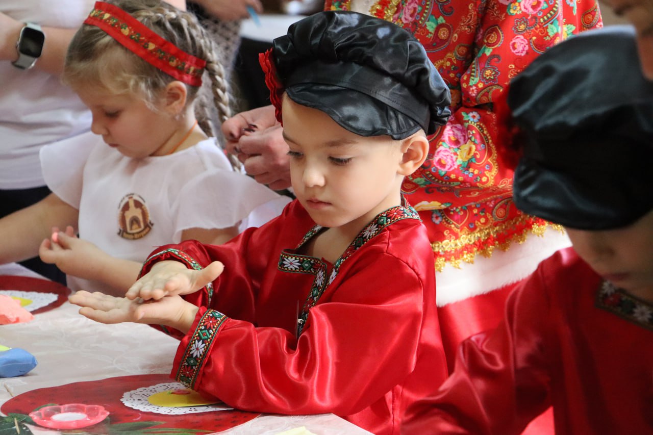 «Родина у нас одна»: маленькие стахановчане прошли патриотический квест «Родина у нас одна»: маленькие стахановчане прошли патриотический квест