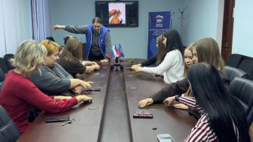 В Антраците прошёл мастер-класс по плетению тактических браслетов в рамках акции «Zа Победу»