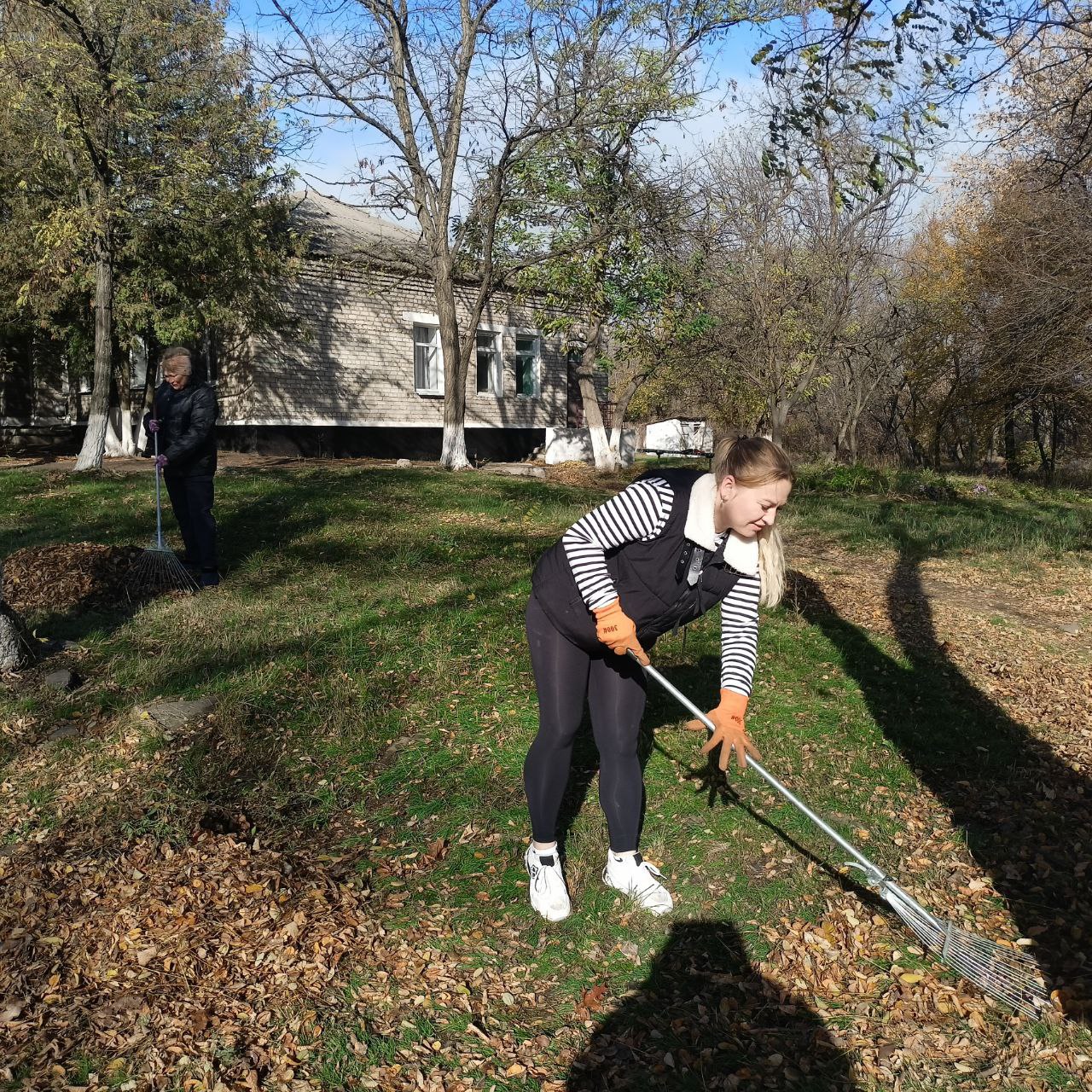30 октября в пгт. Штеровка состоялся субботник, в котором приняли участие сотрудники ОЖО пгт