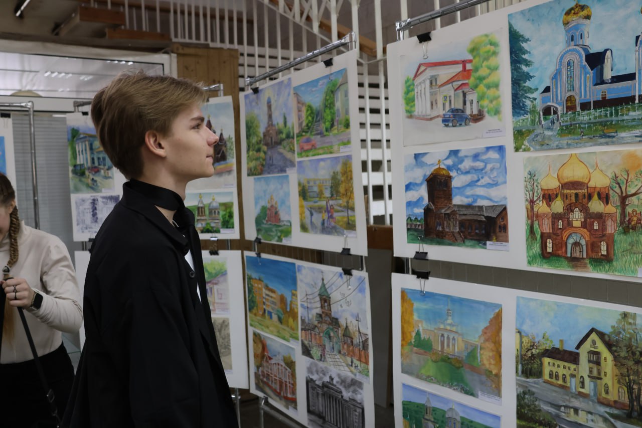 В Луганском краеведческом музее открылась выставка детского пленэра В Луганском краеведческом музее открылась выставка детского пленэра