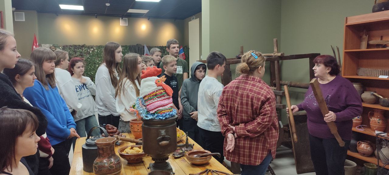 Школьники на каникулах посетили Перевальский районный исторический музей Школьники на каникулах посетили Перевальский районный исторический музей