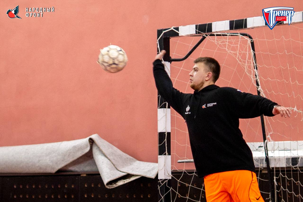 Тренерам посвящается!. Команда молодёжки НФ поздравила тренера Олега Плехова с профессиональным праздником Тренерам посвящается!. Команда молодёжки НФ поздравила тренера Олега Плехова с профессиональным праздником