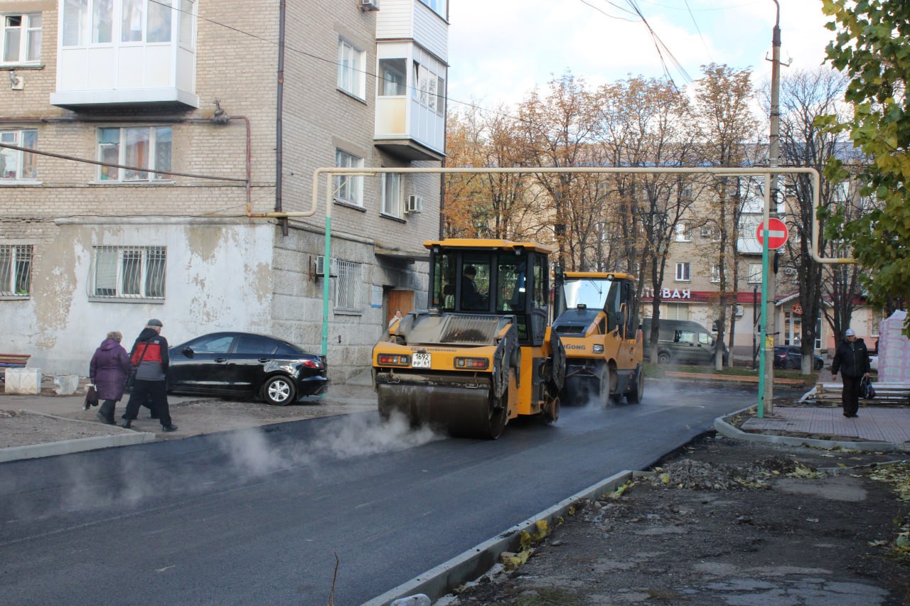 В Ровеньках продолжается масштабный ремонт дорог В Ровеньках продолжается масштабный ремонт дорог