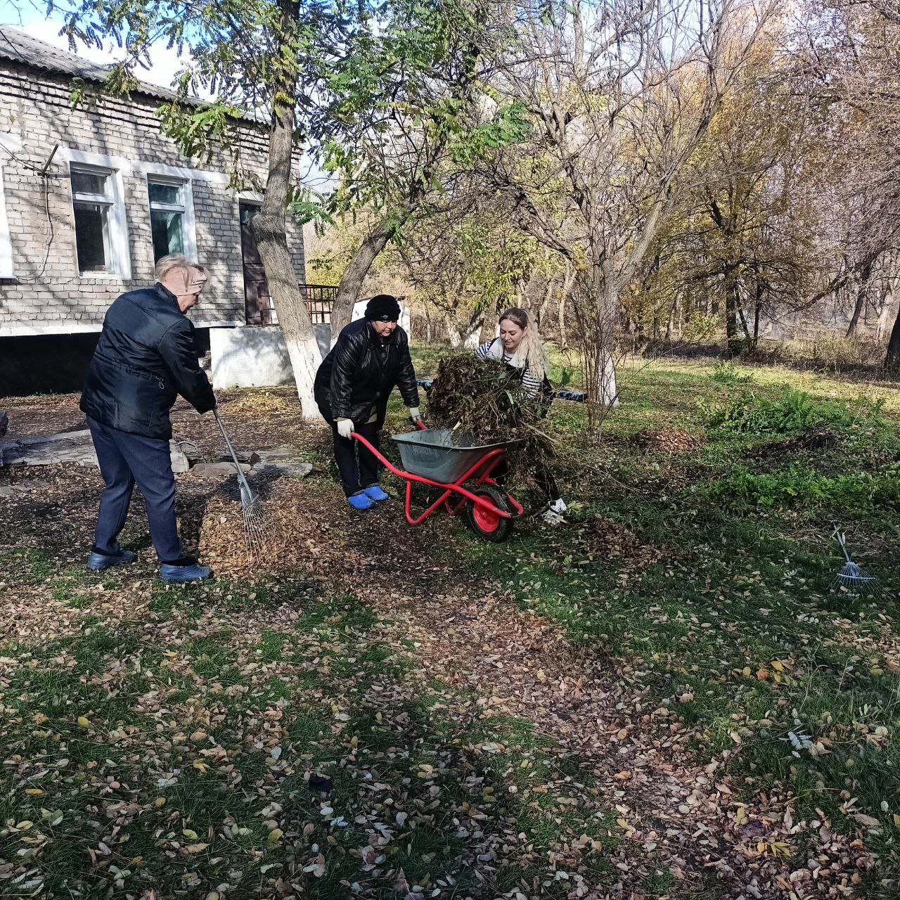 30 октября в пгт. Штеровка состоялся субботник, в котором приняли участие сотрудники ОЖО пгт 30 октября в пгт. Штеровка состоялся субботник, в котором приняли участие сотрудники ОЖО пгт