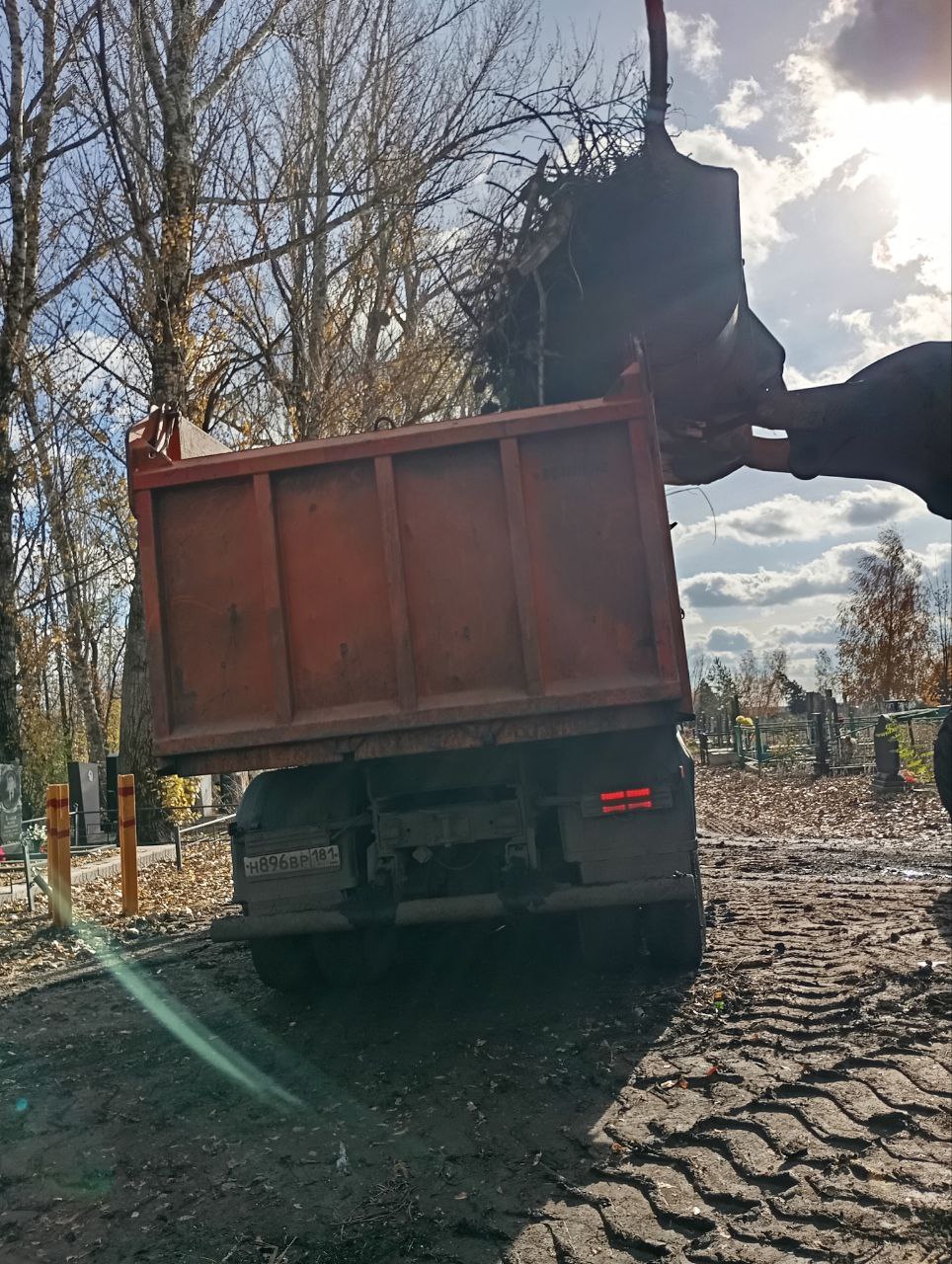 Сегодня работники МУП «СКАТ» , в рамках заключённого контракта, с привлечением специализированной техники проводят работы по сбору и вывозу накопившегося мусора с территории городского кладбища Сегодня работники МУП «СКАТ» , в рамках заключённого контракта, с привлечением специализированной техники проводят работы по сбору и вывозу накопившегося мусора с территории городского кладбища