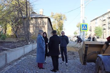Наталия Жулинская: В ходе рабочей поездки по городу побывала на остановке «Химчистка», где идут полным ходом работы по благоустройству