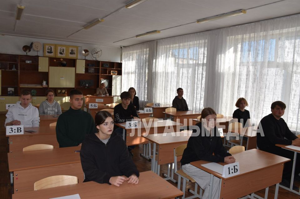 Ровеньковские школьники готовятся к ЕГЭ Ровеньковские школьники готовятся к ЕГЭ