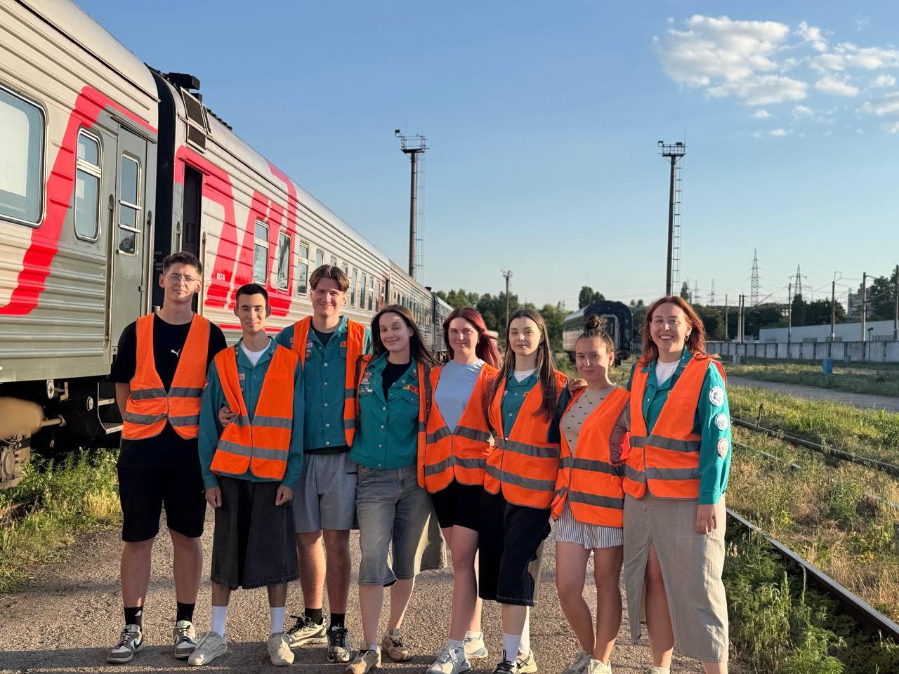 Заработок и путешествия: как проходят будни студентов-проводников из ЛНР Заработок и путешествия: как проходят будни студентов-проводников из ЛНР