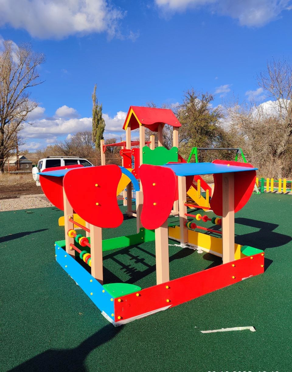 Евгений Бондарь: Благоустройство детской площадки «Солнышко» в Волнухино выходит на финишную прямую