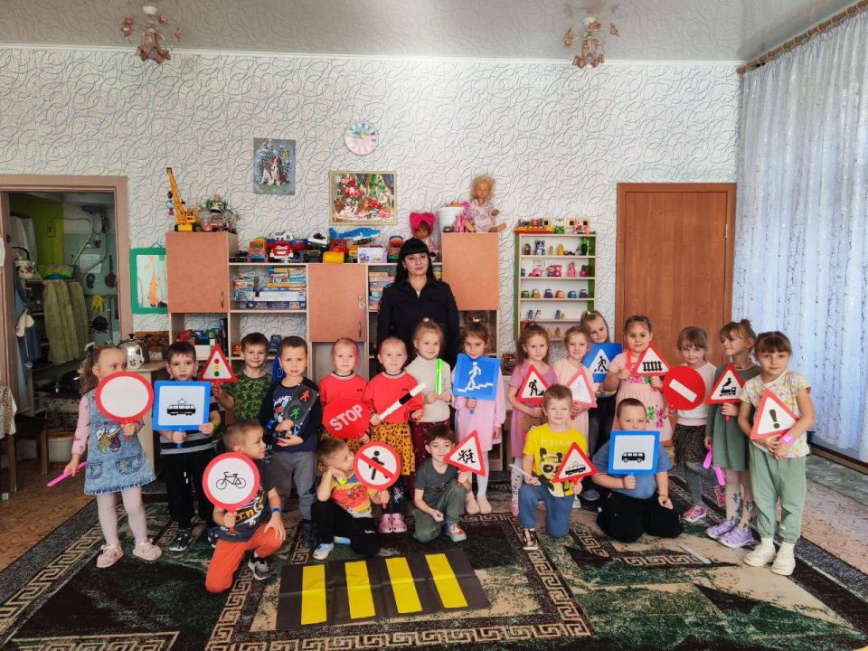 Сотрудники Госавтоинспекции провели профилактическую лекцию с самыми маленькими участниками дорожного движения