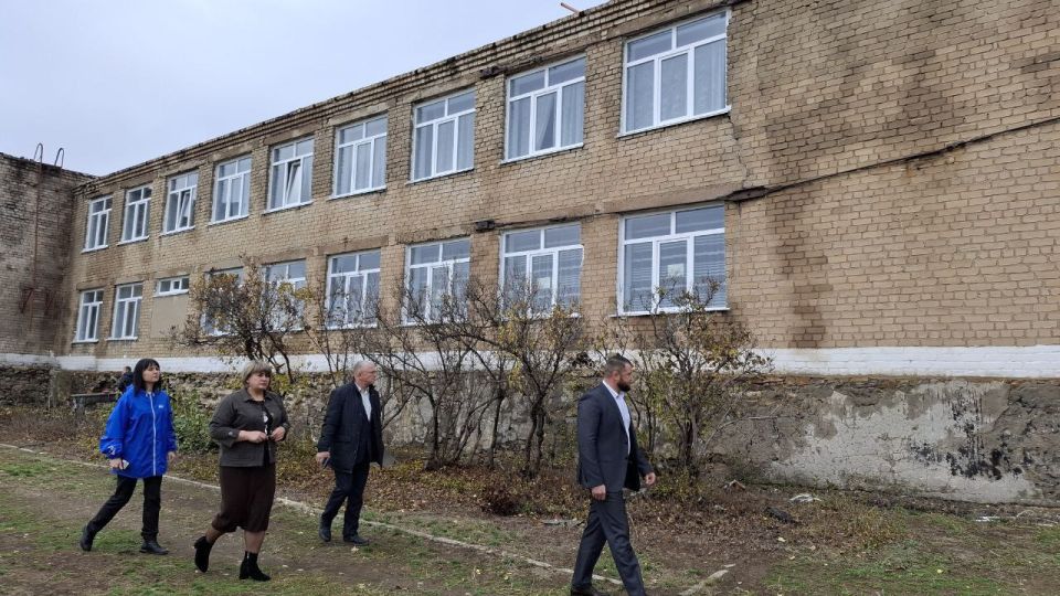 Партийный десант Единой России проверил ход работ в Софиевской школе №27 Партийный десант Единой России проверил ход работ в Софиевской школе №27
