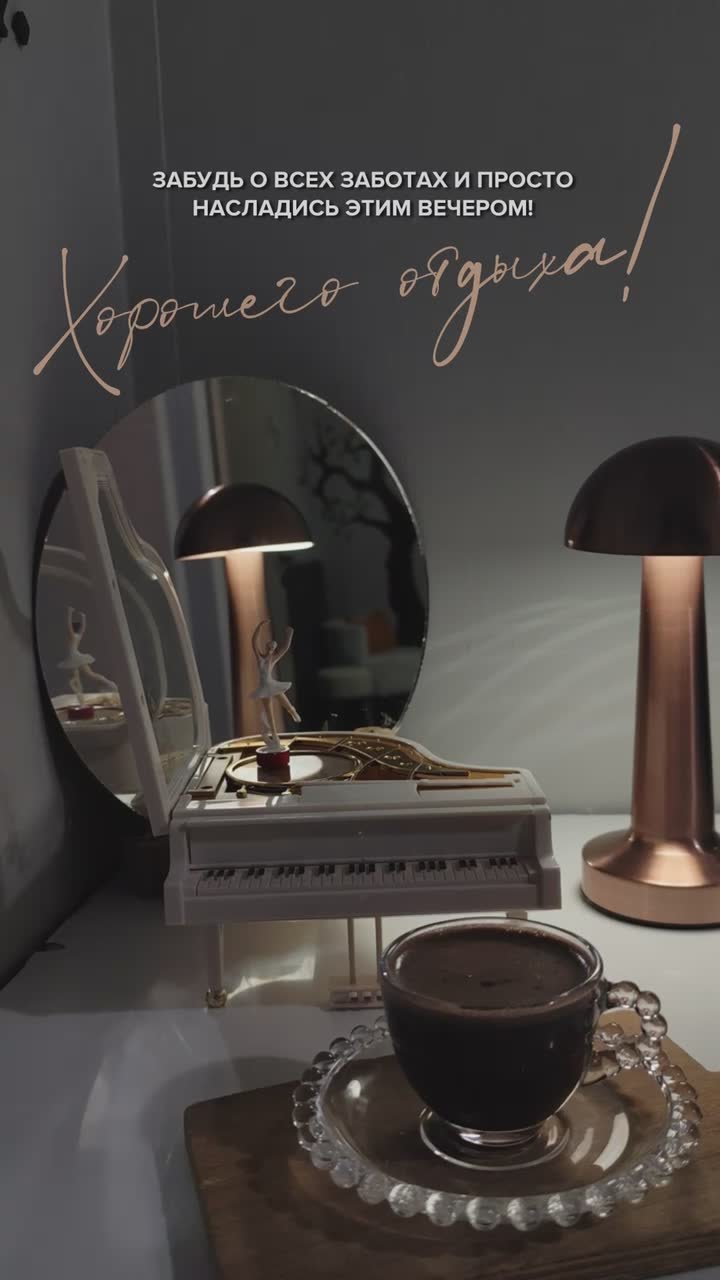 Бледнеет ночь... Туманов пелена В лощинах и лугах становится белее, Звучнее лес, безжизненней луна И серебро росы на стёклах холоднее