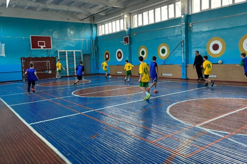 Первые играют в мини-футбол Первые играют в мини-футбол