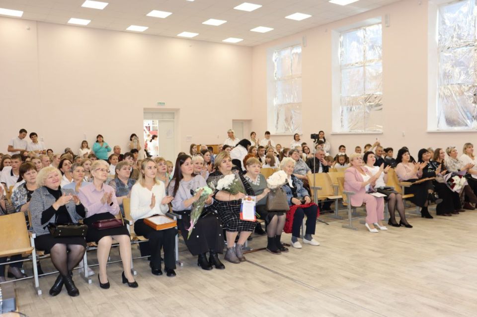 Антрацитовская СШ № 9 отметила 90-летие Антрацитовская СШ № 9 отметила 90-летие