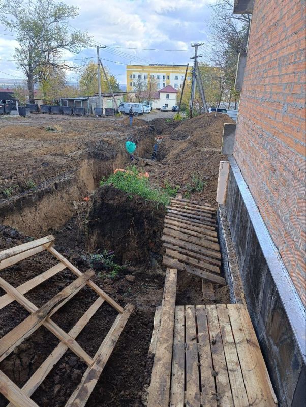 На здании патоморфологии Беловодской ЦРБ проводят кровельные работы На здании патоморфологии Беловодской ЦРБ проводят кровельные работы