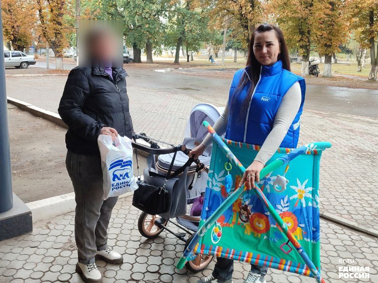 «Своих не бросаем». Первичное отделение №5 города Кременная, координатор «Женского движения» Руслана Боярская совместно с единороссами встретились с семьями участников СВО, в которых растут маленькие дети