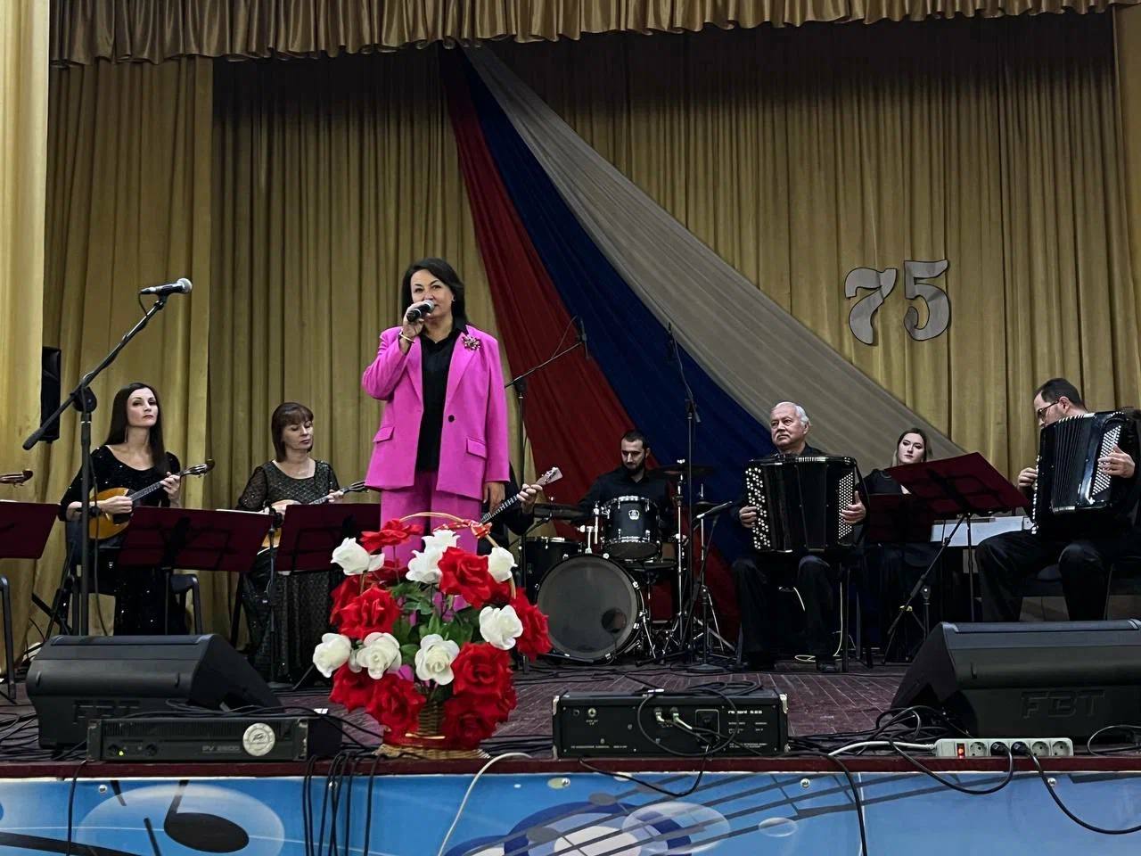 Артисты Луганской академической филармонии подарили концерт жителям Хрящеватого в преддверии Дня народного единства Артисты Луганской академической филармонии подарили концерт жителям Хрящеватого в преддверии Дня народного единства